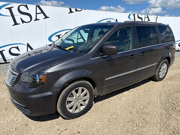 2016-chrysler-town-&-country-image-1