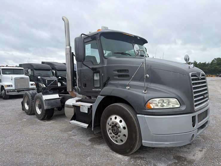#60-•-2015-mack-cxu613-tandem-axle-truck-tractor-image-3