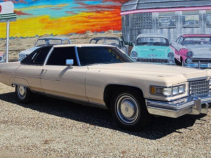 1976-cadillac-coupe-deville-image-4