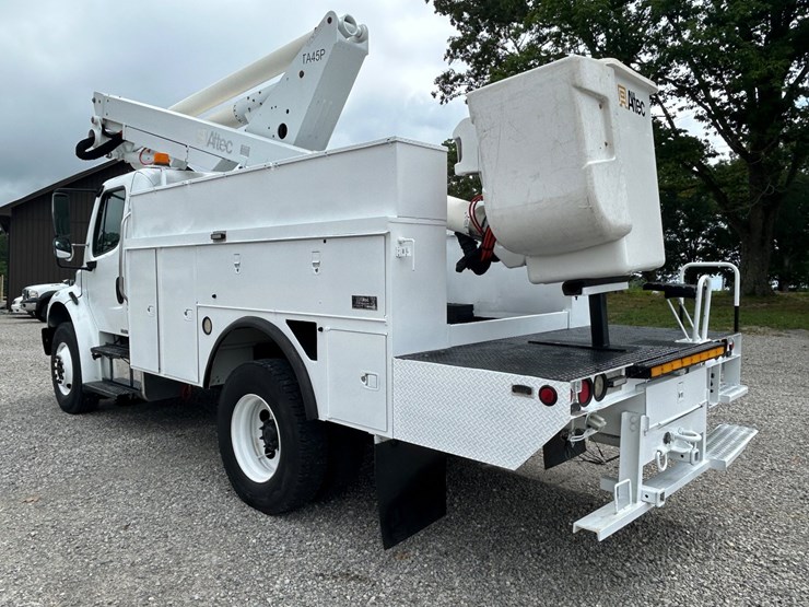 #1088-•-2009-freightliner-bucket-truck-image-5