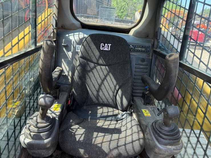 2015-caterpillar-277d-image-19