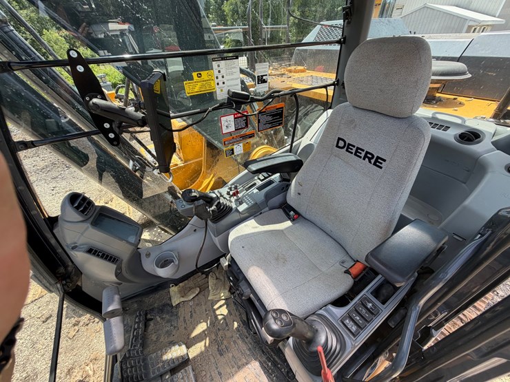 2020-deere-210g-image-33