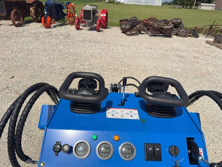 2026-zjg-zj-380-tracked-mini-skid-steer-loader-image-11