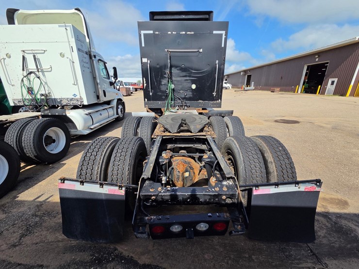 2015-kenworth-t680-image-3