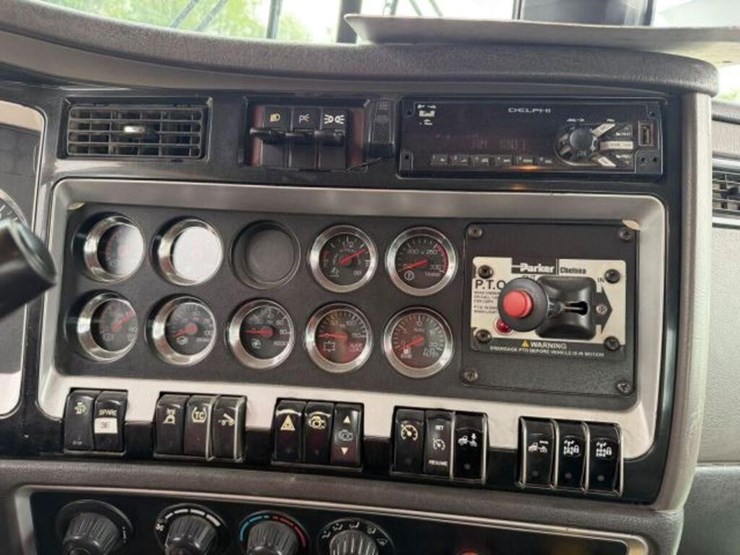 2013-kenworth-w900-image-18