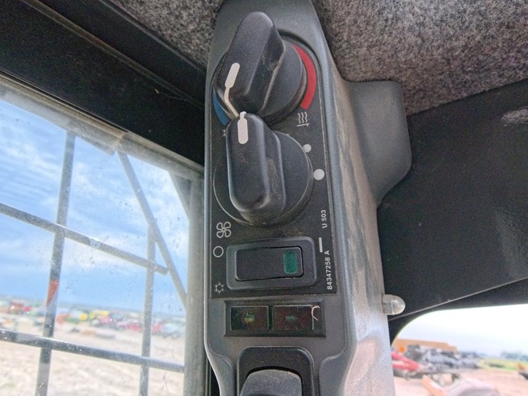 2017-new-holland-l230-image-47