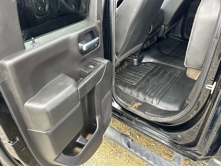 2020-chevrolet-2500hd-image-32