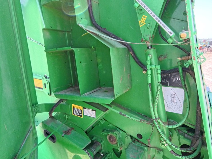 2009-john-deere-568-image-41