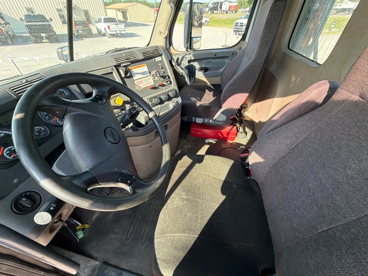 2018-freightliner-cascadia-125-image-29
