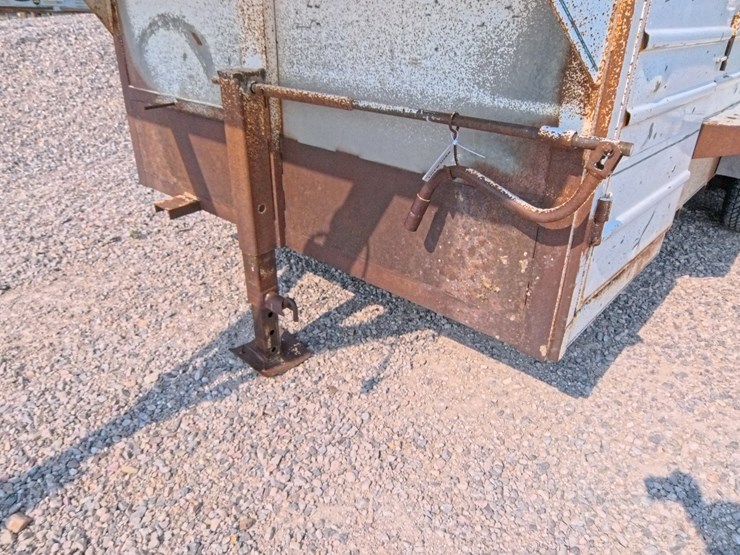 #1088-•-2000-donahue-livestock-trailer-image-9