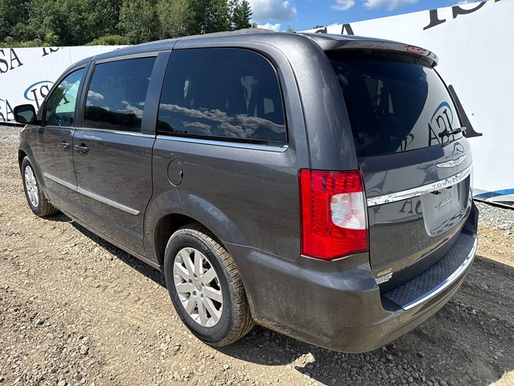 2016-chrysler-town-&-country-image-3