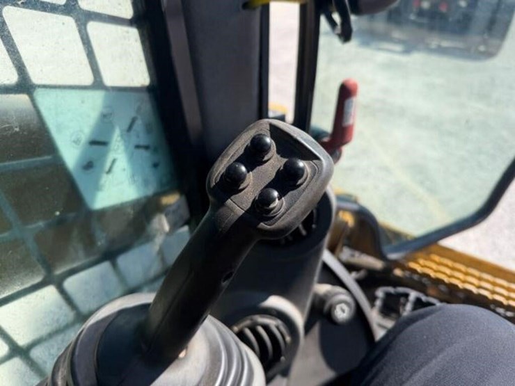 2014-caterpillar-262d-image-11