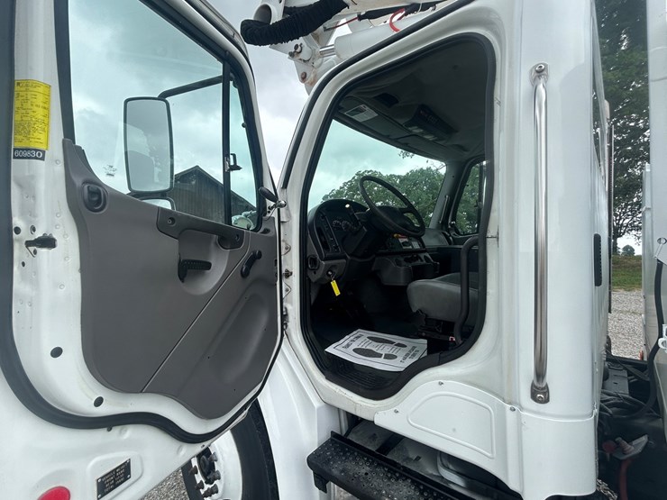 #1088-•-2009-freightliner-bucket-truck-image-41