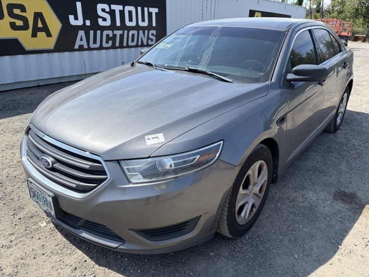 2015-ford-taurus-sedan-image-1
