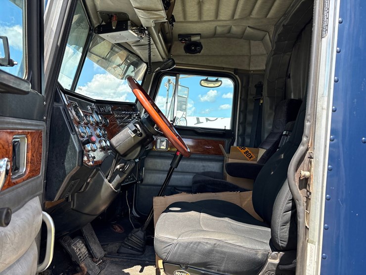 2000-peterbilt-377-image-32