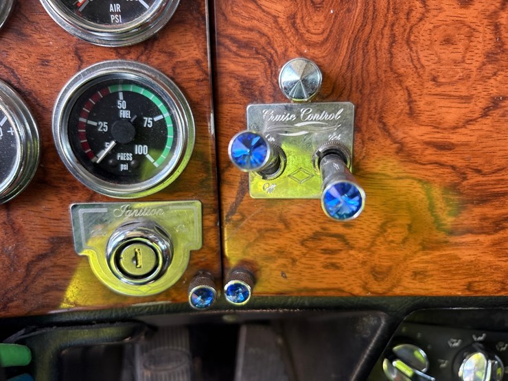 2000-peterbilt-377-image-35
