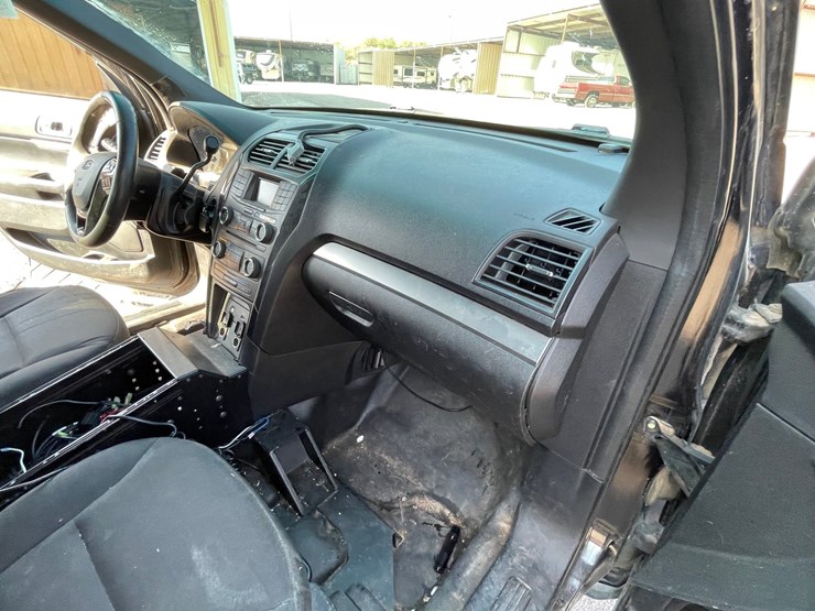 2016-ford-explorer-image-96