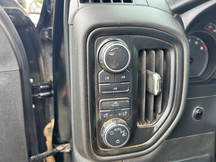 2020-chevrolet-2500hd-image-42