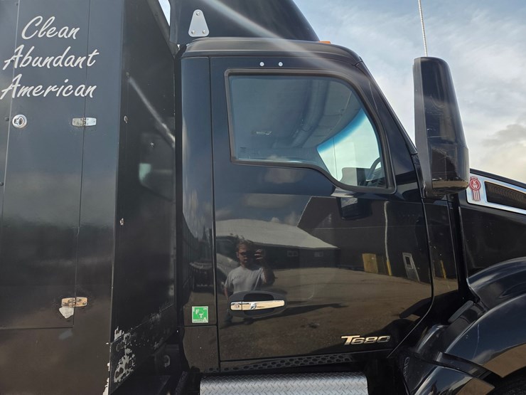 2015-kenworth-t680-image-26