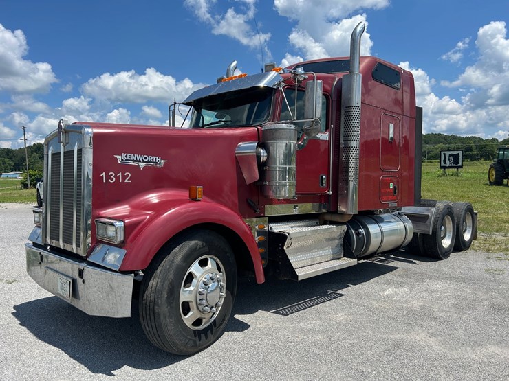 2013-kenworth-w900-image-1