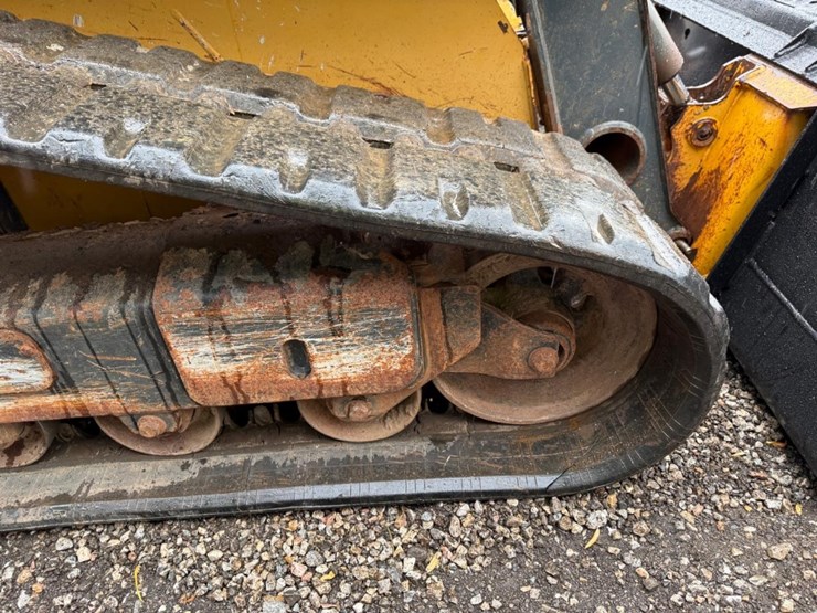 deere-323d-image-14