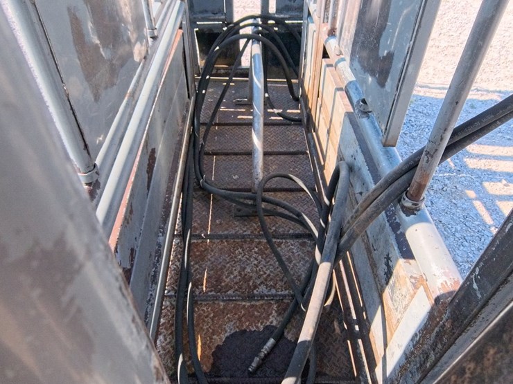 #1089-•-pearson-hydraulic-squeeze-chute-image-7