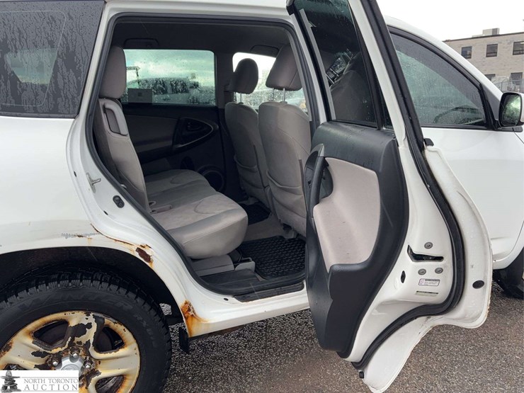 2011-toyota-rav4-image-26