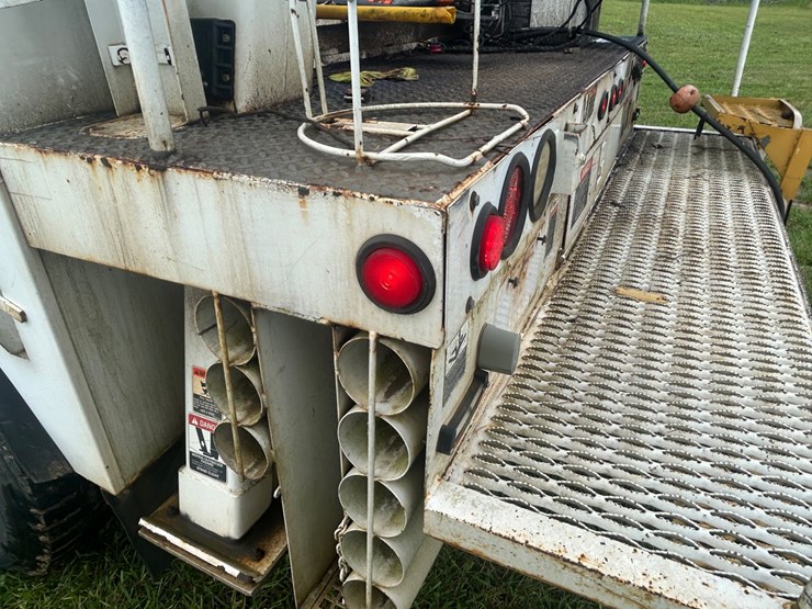 #1092-•-2011-freightliner-derrick-digger-image-22
