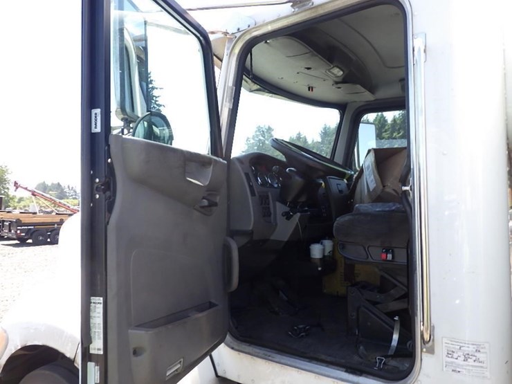 2017-peterbilt-pb337-26'-box-truck-image-15