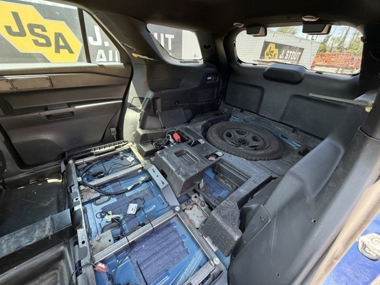 2020-ford-explorer-image-27