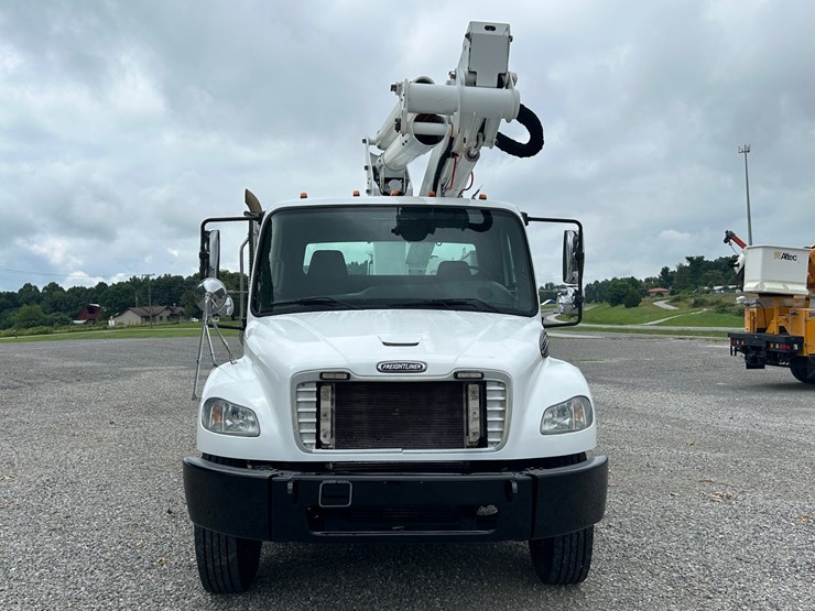 #1088-•-2009-freightliner-bucket-truck-image-12
