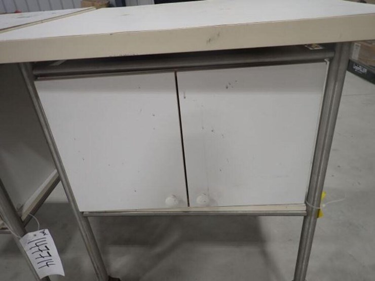 qty-of-(2)-30-in.-x-30-in.-rolling-tables-image-11