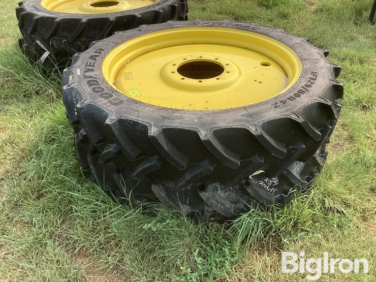 john-deere-320-image-1