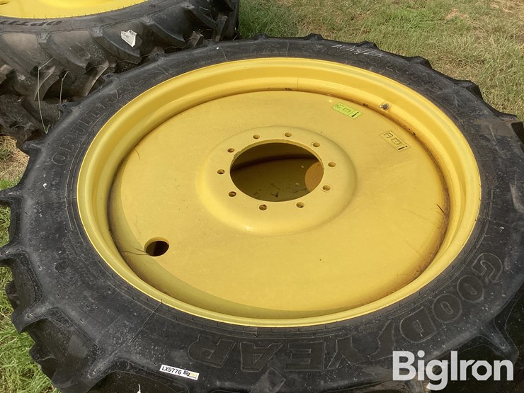 john-deere-320-image-10