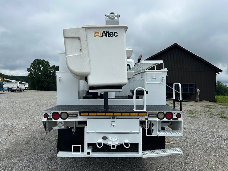 #1088-•-2009-freightliner-bucket-truck-image-6