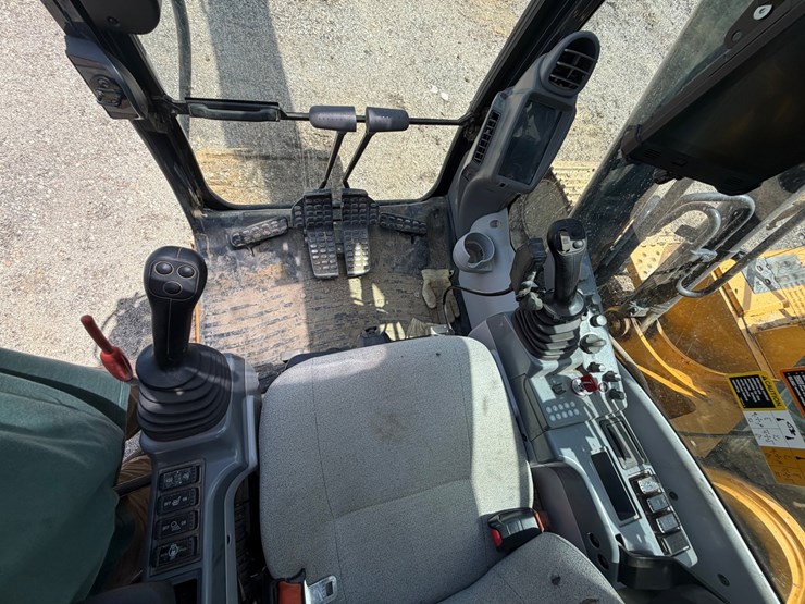 2020-deere-210g-image-38