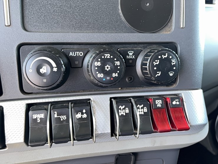 2021-kenworth-t880-image-25