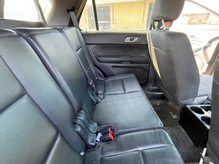 2016-ford-explorer-image-105