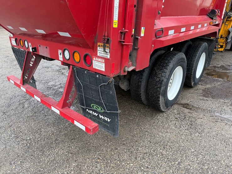 #1506-•-2019-peterbilt-pb520-side-load-garbage-truck-image-27