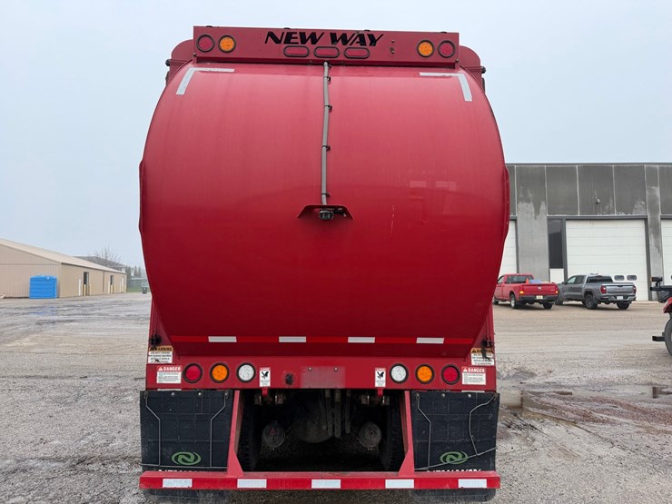 #1506-•-2019-peterbilt-pb520-side-load-garbage-truck-image-4