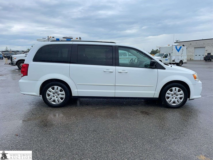 2014-dodge-grand-caravan-sxt-image-4