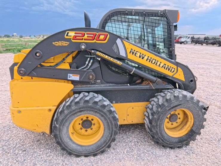 2017-new-holland-l230-image-35
