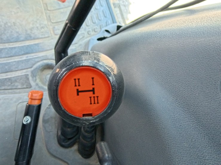 2004-new-holland-tl100a-image-37