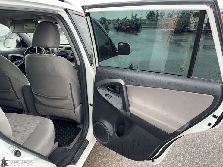 2011-toyota-rav4-image-30