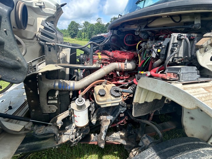 #1092-•-2011-freightliner-derrick-digger-image-57