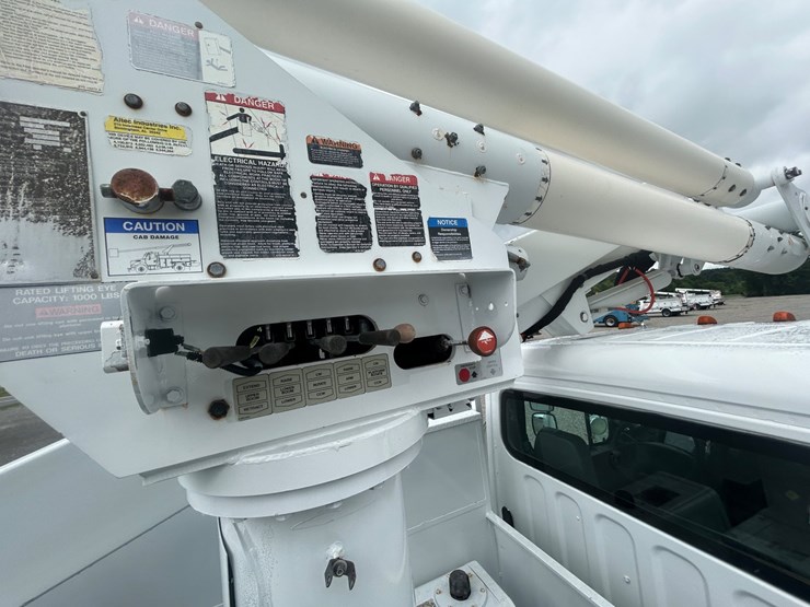 #1088-•-2009-freightliner-bucket-truck-image-33
