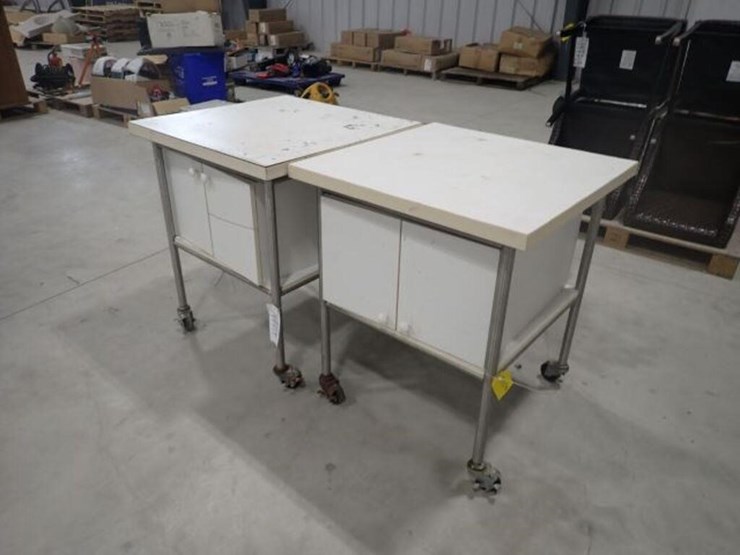 qty-of-(2)-30-in.-x-30-in.-rolling-tables-image-2