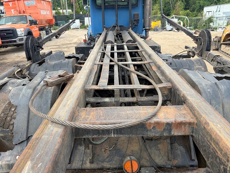 #89-•-2008-peterbilt-roll-off-tandem-axle-truck-image-8