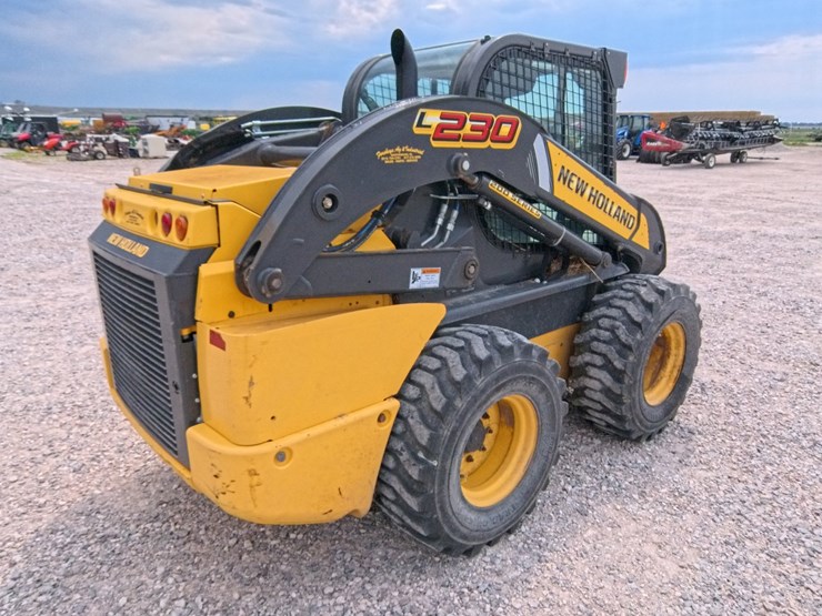 2017-new-holland-l230-image-33