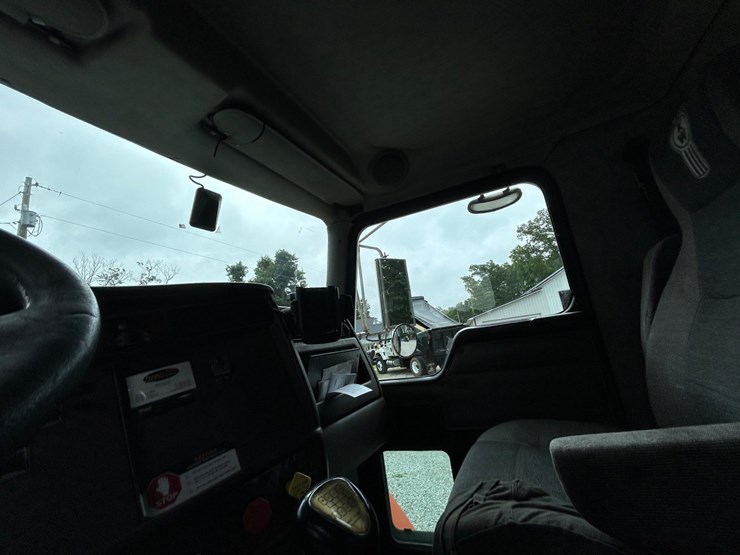 2005-kenworth-t300-image-36